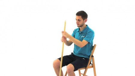 Ćwiczenie izometryczne mięśni szyi i obręczy barkowej z wykorzystaniem kija (ćw. 4954) - Vimeo thumbnail