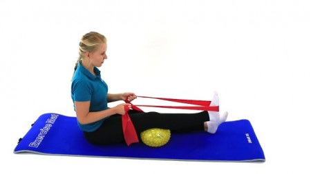 Ćwiczenie wzmacniające mięśnie kończyny dolnej z wykorzystaniem piłki oraz taśmy (ćw. 5015) - Vimeo thumbnail