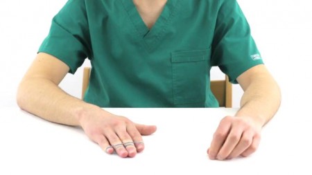 Trening odwodzenia palców ręki po udarze – ćwiczenie z gumką recepturką (ćw.0020) - Vimeo thumbnail