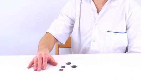 Doskonalenie możliwości chwytnych ręki po udarze z wykorzystaniem guzików (ćw.2876) - Vimeo thumbnail