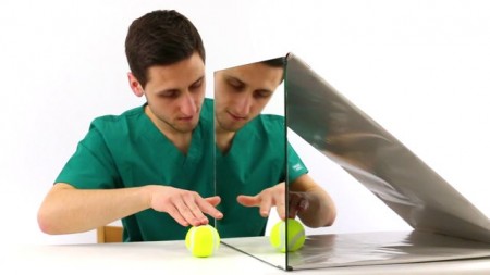 Terapia lustrzana – bilateralna praca konczyn górnych – ćwiczenie możliwości wyprostnych ręki z wykorzystaniem piłki (ćw.3584) - Vimeo thumbnail