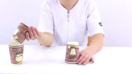 Ćwiczenie manualne ręki po udarze z wykorzystaniem papierowych kubków (ćw.4165) - Vimeo thumbnail