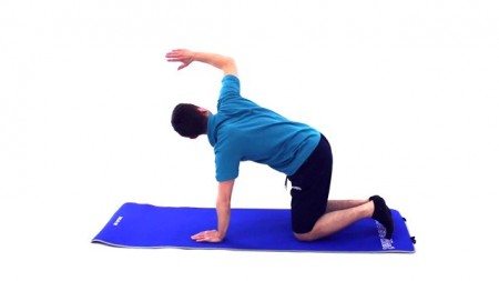 Ćwiczenie zwiększające zakres ruchu obręczy barkowej oraz kręgosłupa, rotacja tułowia (ćw.4582) - Vimeo thumbnail