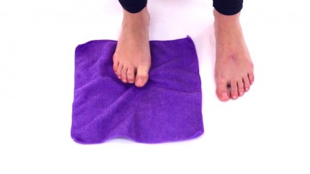 Ćwiczenie aktywizujące mięśnie stopu i palców z wykorzystaniem szmatki (ćw. 4847) - Vimeo thumbnail