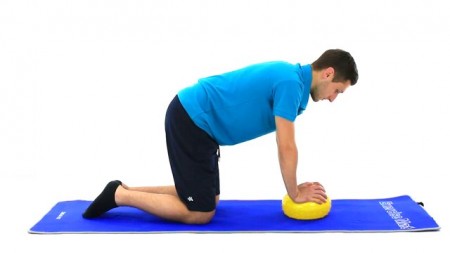 Ćwiczenie wzmacniające mięśnie obręczy barkowej z wykorzystaniem piłki (ćw. 4931) - Vimeo thumbnail