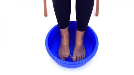 Hallux – Trening mięśni stóp w wodzie z wykorzystaniem gumki recepturki (ćw. 4858) - Vimeo thumbnail