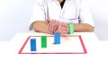 Ćwiczenie poprawiające chwytność oraz wyprost ręki po udarze przy użyciu klocków (ćw.2927) - Vimeo thumbnail