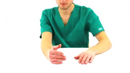 Rozciąganie przykurczonych mięśni zginaczy nadgarstka i palców – wspomaganie wyprostu ręki po udarze (ćw.3206) - Vimeo thumbnail