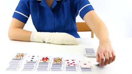 Terapia wymuszonego ruchu – ćwiczenia manualne ręki po udarze z wykorzystaniem kart do gry (ćw.3722) - Vimeo thumbnail