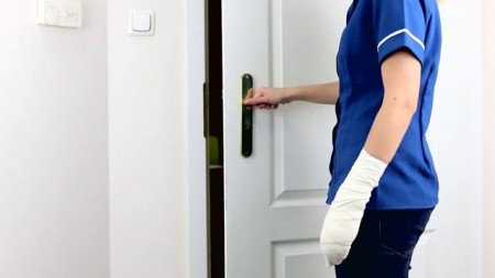 Terapia wymuszonego ruchu – ćwiczenie czynności dnia codziennego – otwieranie i zamykanie drzwi (ćw.3735) - Vimeo thumbnail