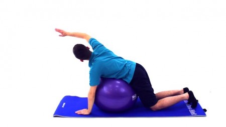 Ćwiczenie mięśni grzbietu oraz zakresu ruchu obręczy barkowej z wykorzystaniem piłki gimnastycznej (ćw.4576) - Vimeo thumbnail